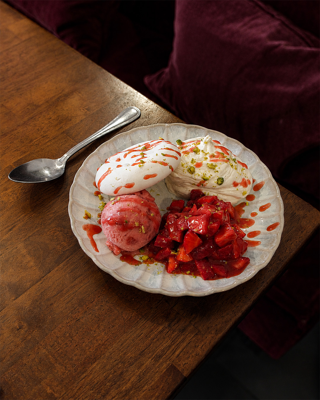 Meringue, glace fraise et fraises fraîches au coulis