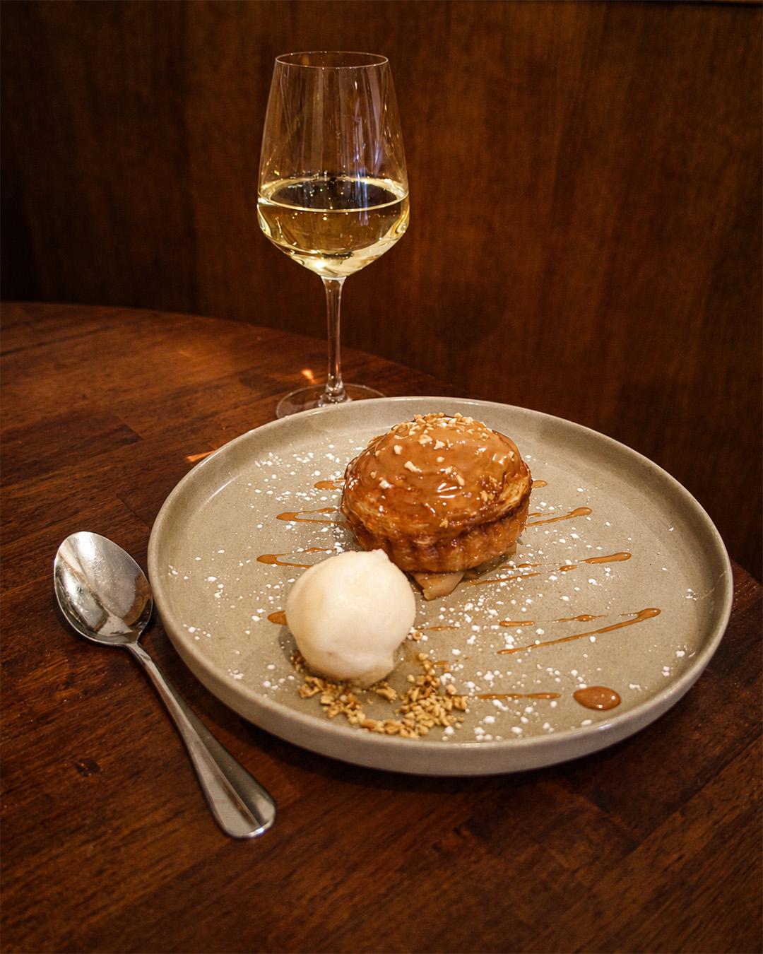 Tarte fine caramélisée, sorbet et vin blanc
