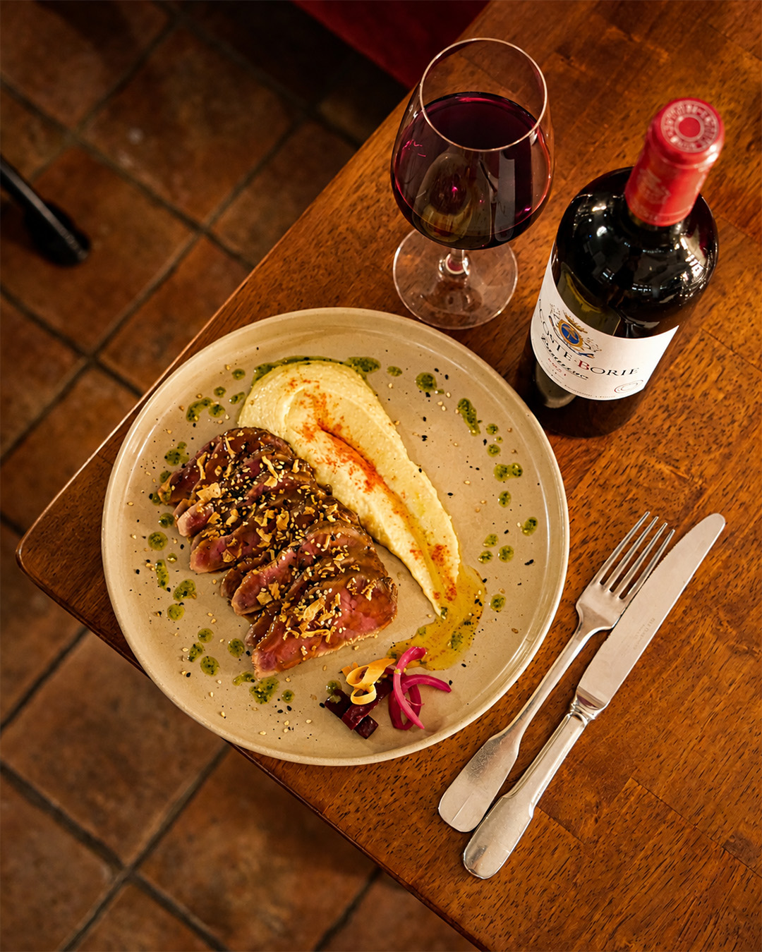 Magret tranché, purée maison et vin rouge