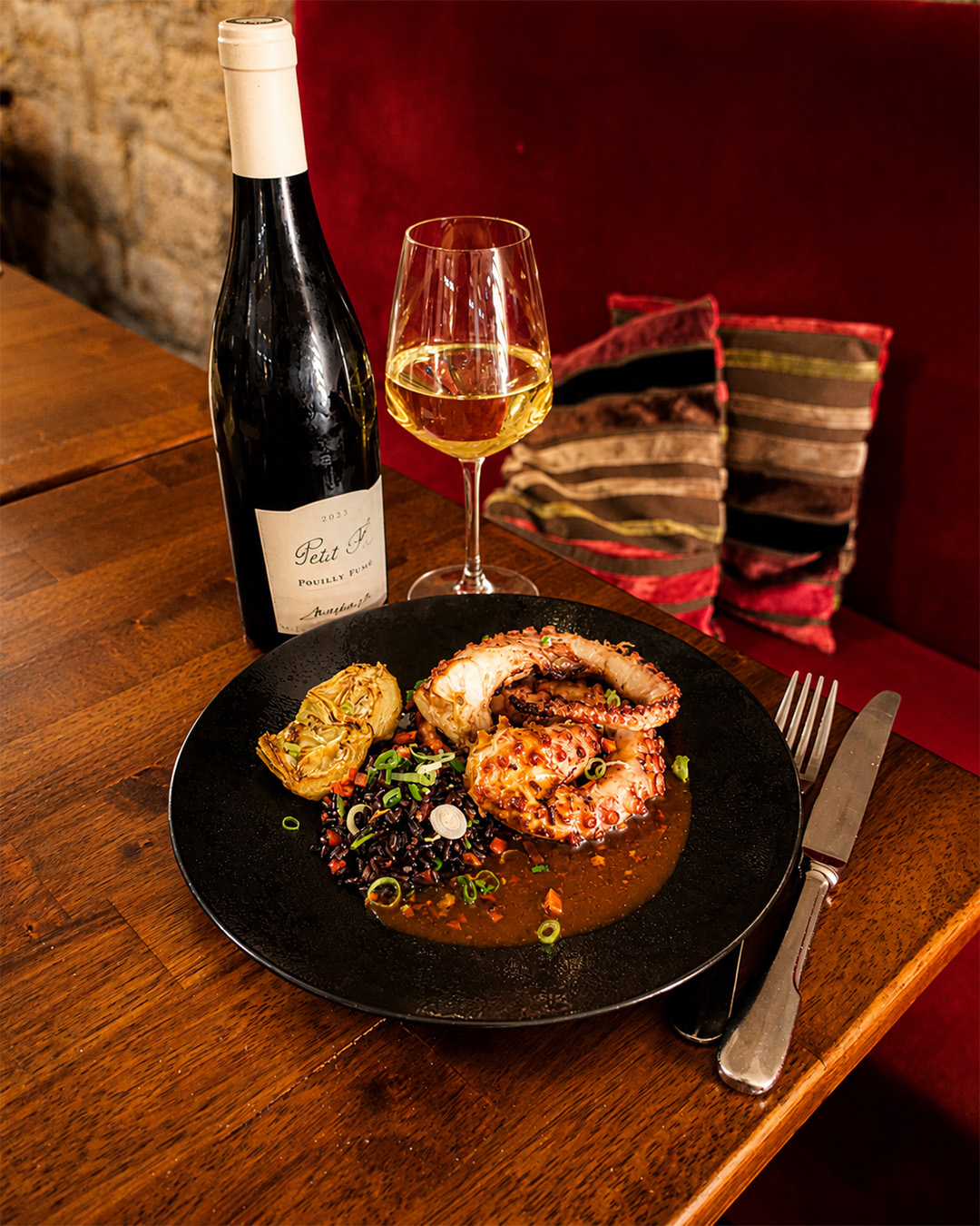 Poulpe grillé, riz noir et vin blanc