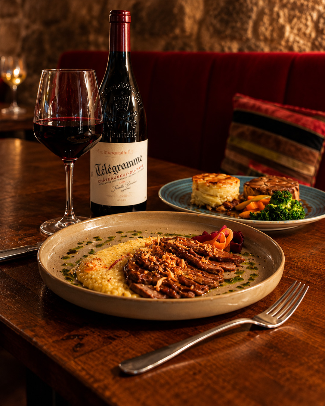 Assiette généreuse, bouteille de vin et verre de rouge
