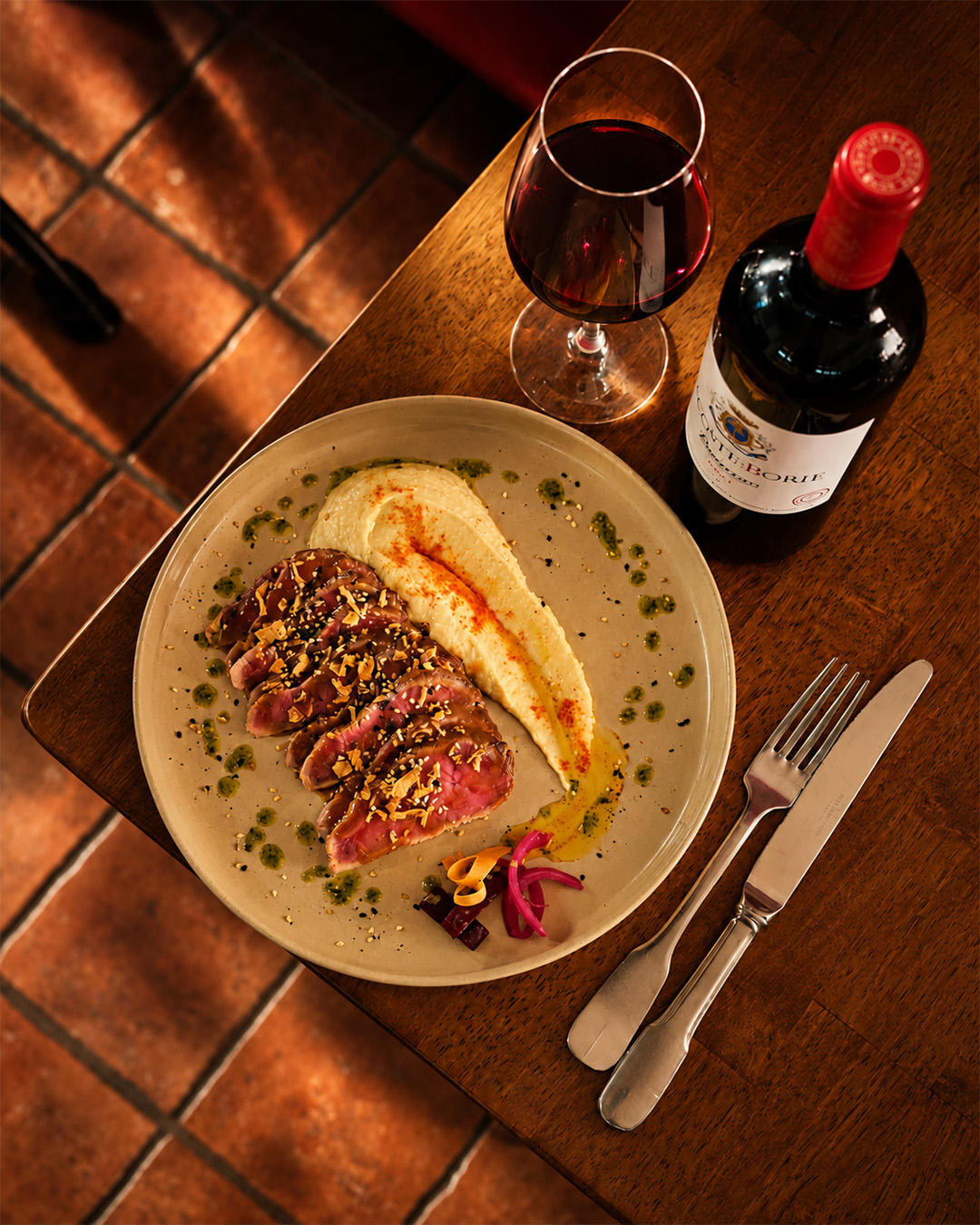 Viande saisie et purée sur une assiette dressée